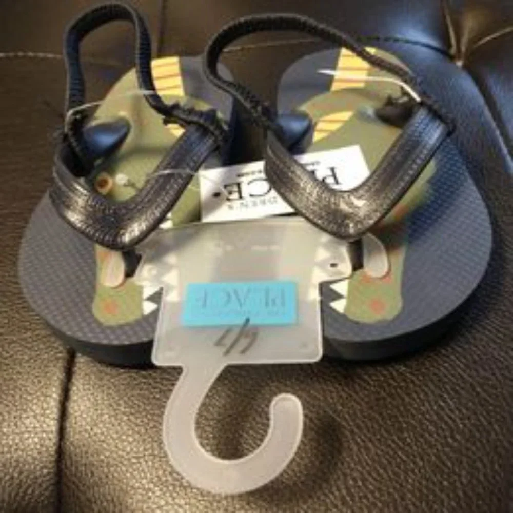 Children's Place toddler boy flip flop sandals khaki brown size 6/7